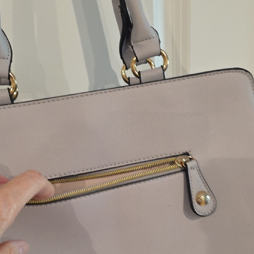 Elegant Cream Handbag with Gold Accents - Picture 8 of 11